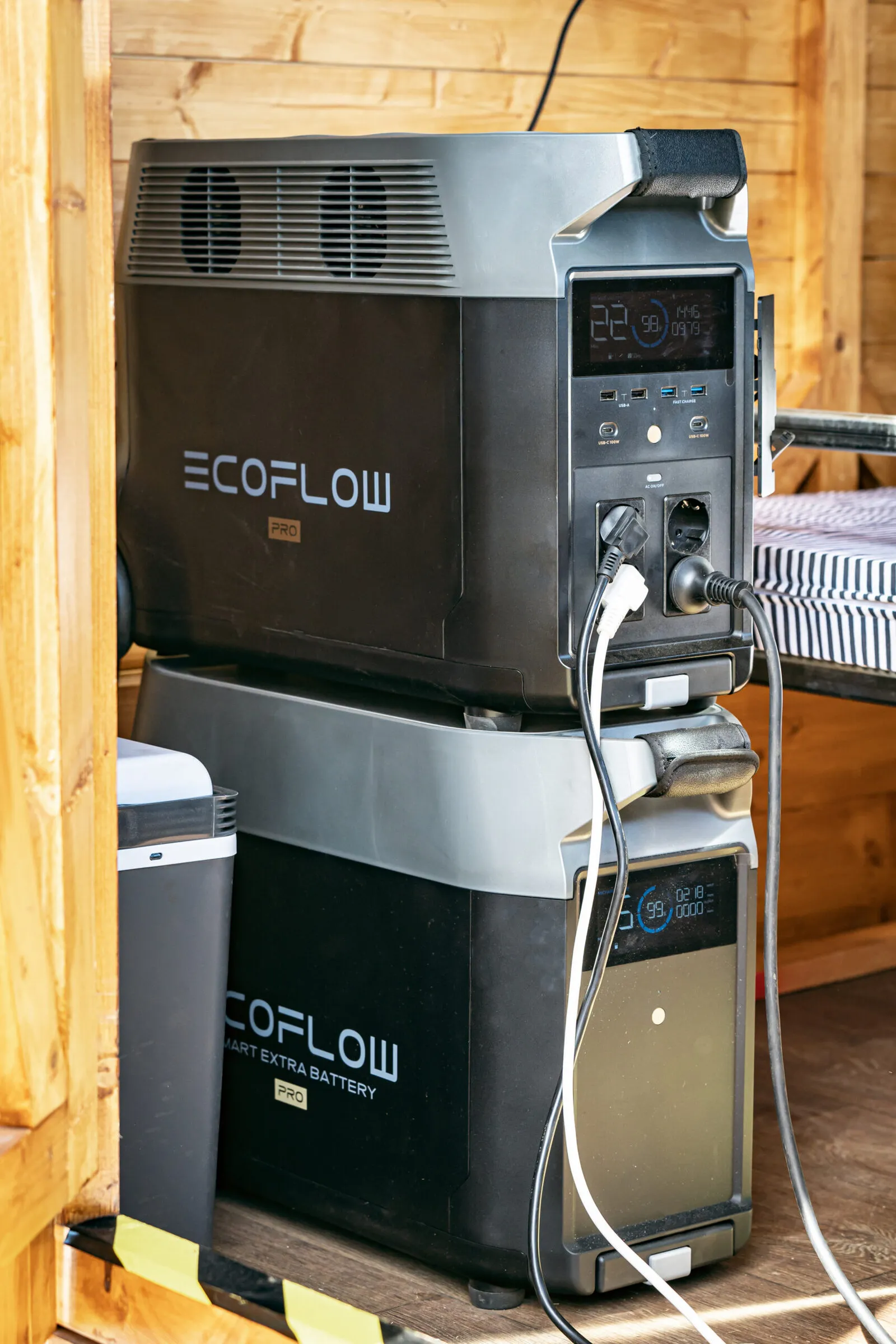 Ecoflow batteripaket som försörjer Sweden Rock stugbyn med ström