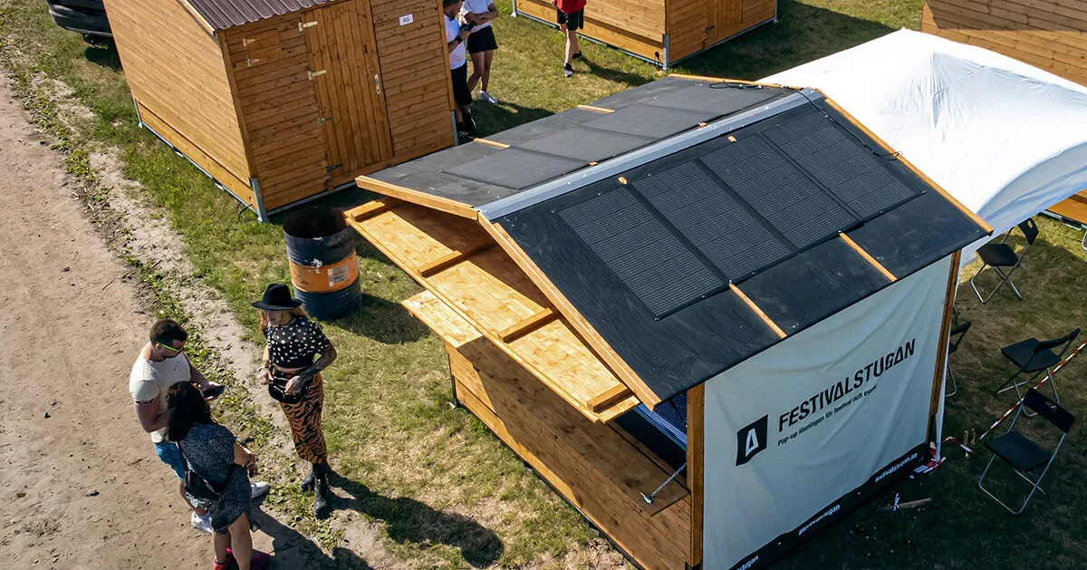 Solpaneler från Ecoflow på Festivalstugans tak