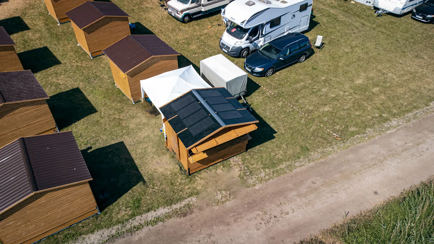 Drönar fotografi över solpanelerna på Festivalstugans stugor på Sweden Rock