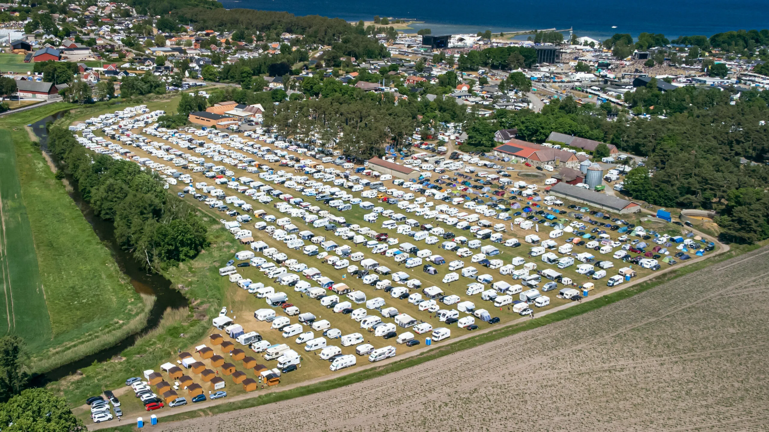 Flygbild över Ingemans Camping i Sölvesborg med husvagnar och tält